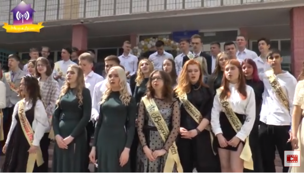 випускники