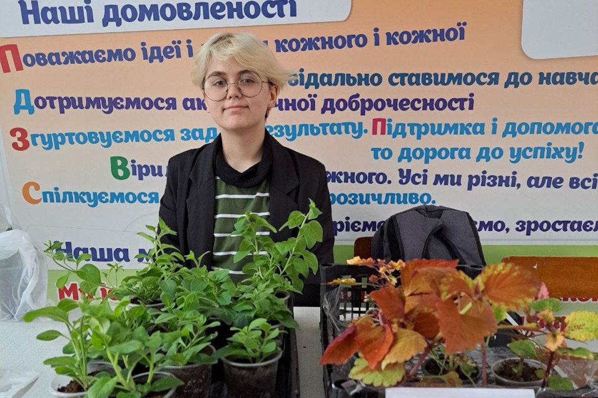 У Славутичі школярі запустили бізнес «нуль відходів» і продають квіти та овочі
